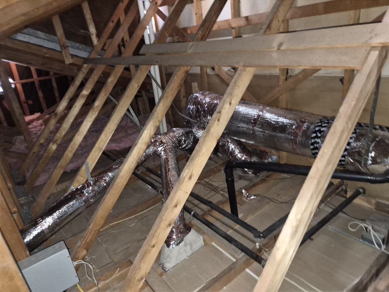 Flexible ducts over a cleaned attic deck in San Jose